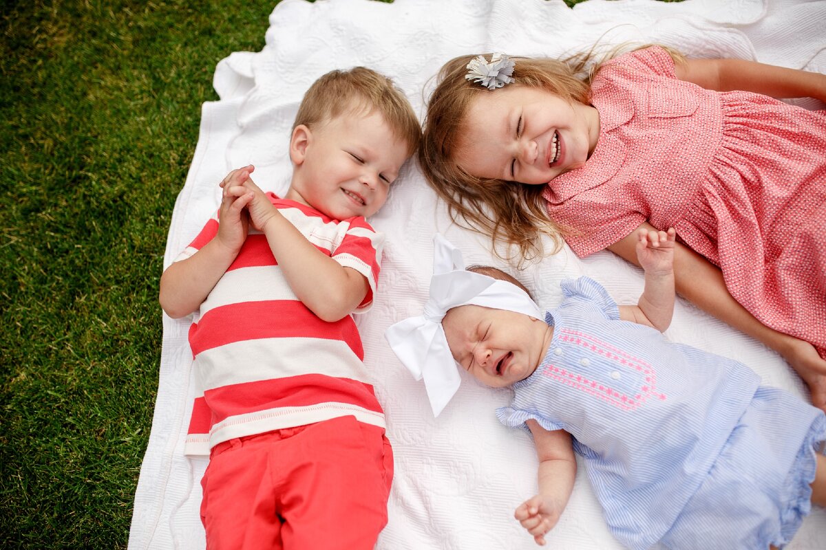 Нескольких детей во сне предостерегает женщину о приближающихся неприятностях.