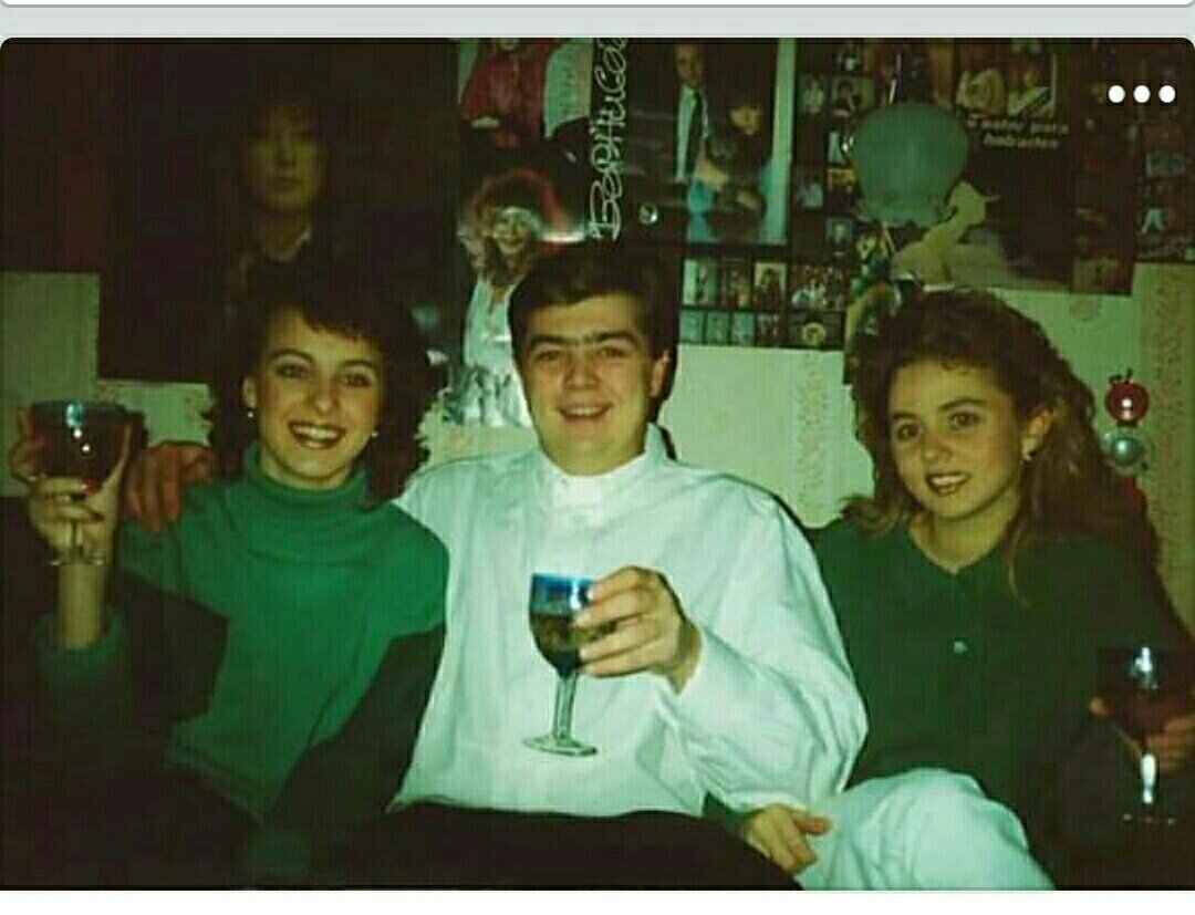 Здесь она крайняя справа