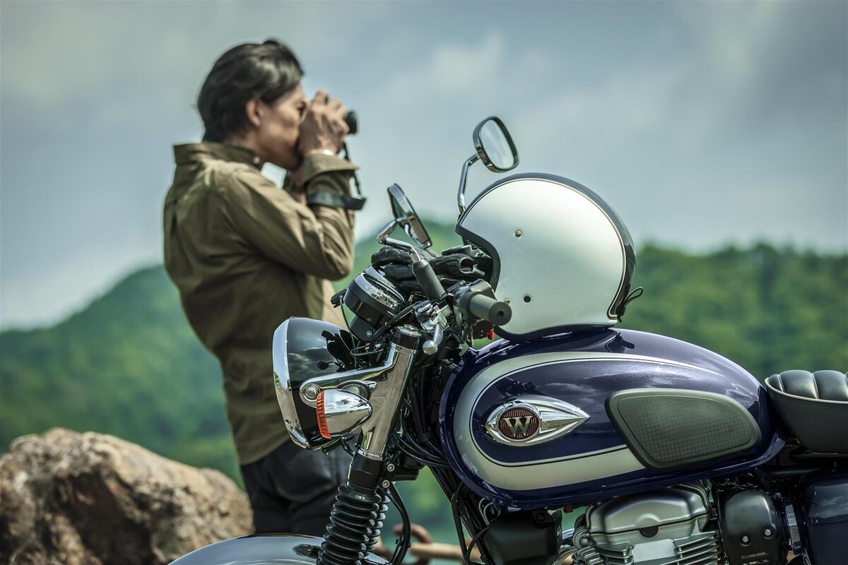 Kawasaki W800 Metallic Ocean Blue 2021 года