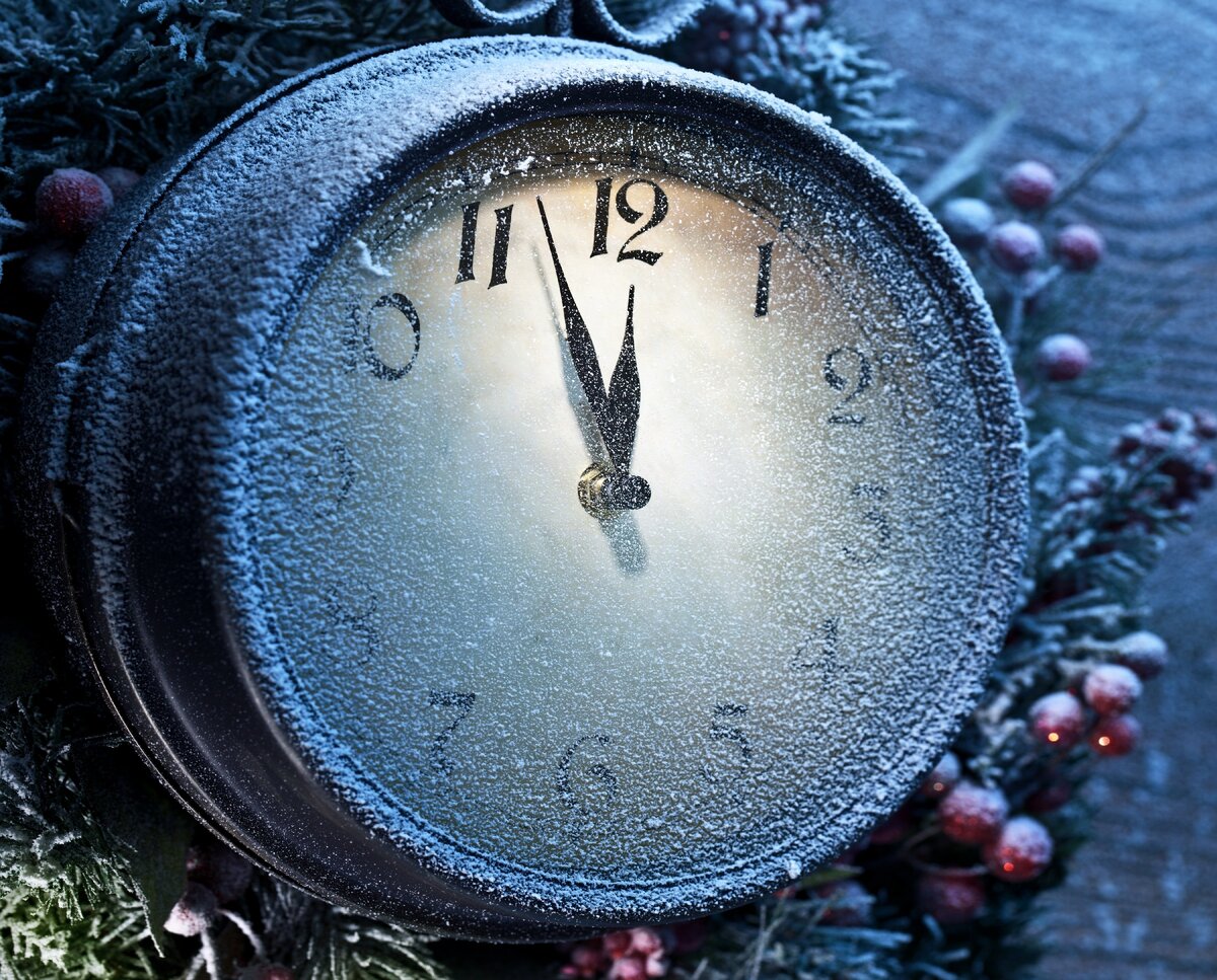 Теперь необходимо все эти значения умножить, так как в минуте определенное количество секунд, так же как в году дней, часов и минут.Сначала следует найти, сколько в году часов:

365 х 24 = 8760 час.

Теперь узнаем, сколько минут:

8760 х 60 = 525600 мин.

После этого можно подсчитать уже, сколько секунд в году:

525600 х 60 = 31 536 000 сек.

Если не расписывать, а коротко, то можно сделать такой расчет:

365 х 24 х 60 х 60 = 31 536 000 сек.


Сколько в одном високосном году в 366 дней точно секунд, минут?

Аналогично делаем подсчеты для високосного года:

366 х 24 х 60 = 527 040 мин.366 х 24 х 60 х 60 = 31 622 400 сек.

В високосном году 527 040 мин. и 31 622 400 сек. 

2, 3 года, 10, 14, 15, 20, 60 лет: сколько секунд?Секунды в каждом прожитом году

Когда у человека наступает новый День рождения, ему может быть интересно, сколько он прожил за это время в секундах. Рассчитать это число несложно. Алгоритм расчета почти такой же, как мы делали это выше по тексту. К примеру, рассчитаем, сколько секунд в 2-х годах жизни:

2 года (365 х 2) — это 730 дн.730 дней (730 х 24) — это 17 520 час.17520 часов (17520 х 60) — это 1 051 200 мин.1 051 200 минут (1 051 200 х 60) — это 63 072 000 сек.

Также сделайте, если вам интересно узнать, сколько секунд в 3, 10, 15, 20 годах и так далее. Но будут получаться нереально большие цифры, ведь это секунды.

Важно: Не забывайте прибавлять по 1 дню в високосные годы.






