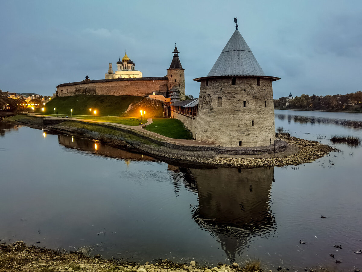 Фотографии здесь. Россия начинается здесь Псков. Смотровая площадка Псков. Псков панорама. Псков со смотровой.