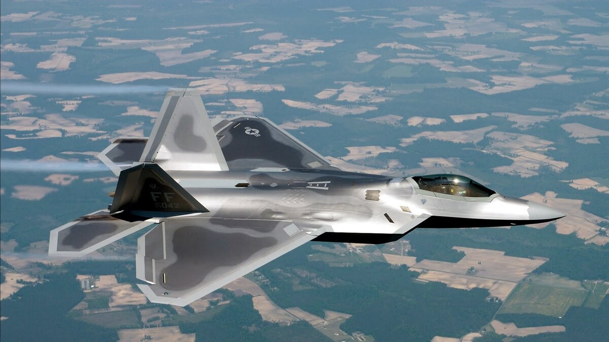 Топ-5 современных истребителей: американский F-22 Raptor против российского Су-35С