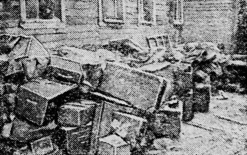 Груда награбленных чемоданов, брошенных гитлеровцами при бегстве из города.