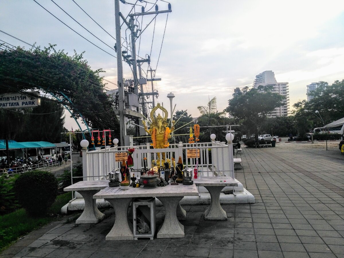 Ночной рынок Пратамнак. Тут  практически все говорят на русском. (Фото автора)