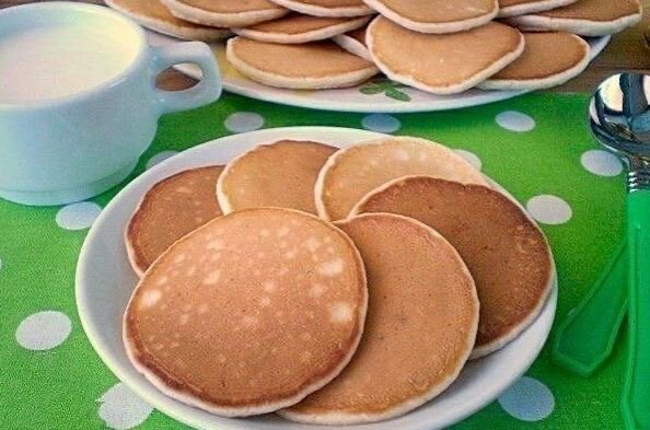 Панкейки на молоке 
 
Ингредиенты: 
 
Молоко — 1 стак. 
Мука пшеничная — 1½ стак. 
Масло рафинированное — 2 ст. л. 
Сахар — 2 ст. л. 
Соль — 1 щепотка 
Яйцо — 1 шт. 
Сода — ½ ч. л. 
 
Приготовление: 
 
1. В сухой мисочке смешиваем все сухие продукты: сахар, соль, муку, соду. 
2. В отдельной посуде взбиваем миксером яйцо с молоком и растительным маслом. Взбиваем на максимальных оборотах миксера до пышной пены. Масса должна увеличиться в объеме. 
3. Соединяем миксером сухие ингредиенты с молочной массой. Тесто готово. 
3. Разогреваем сухую сковороду, столовой ложкой наливаем тесто и выпекаем до появления пузырей. Деревянной лопаткой переворачиваем и жарим с другой стороны.