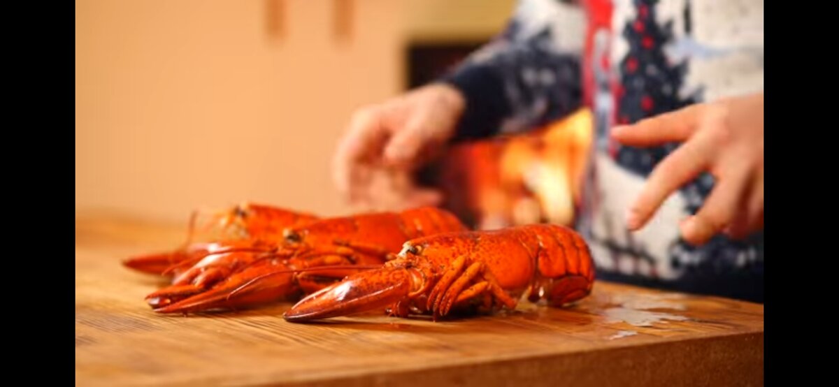 Надо взять тигровые креветки и аргентинские , откручиваем им головы а хвосты разрезаем пополам и достоем пищевод , теперь ставим сковородку наливаем немного масла и выкладываем креветки , обжариваем по 40 секунд на каждой половине , перекладываем в миску , берем сладкий перец чистим его , режим на половину потом на полоски а потом на кубики , перекладываем к креветкам , огурец тоже на кубики , теперь надо авокада , режем его пополам , достаем косточку ножом и ложкой высовываем мякоть и режем на кубики , берем помидорки чери и режим на половинки , скидываем их в миску , теперь берем салат и режем его на не большие куски и скидываем его в миску , для соуса нужна кенза , режем его и ложем в пиалку выдавливаем сок половины лимона и 2 столовых ложек майонеза и 1 чайную ложки горчицы и вливаем жидкий йогурт без добавок и сахара , соль перец и перемешиваем вливаем в салат и перемешиваем .Салат готов .приятного апетита 