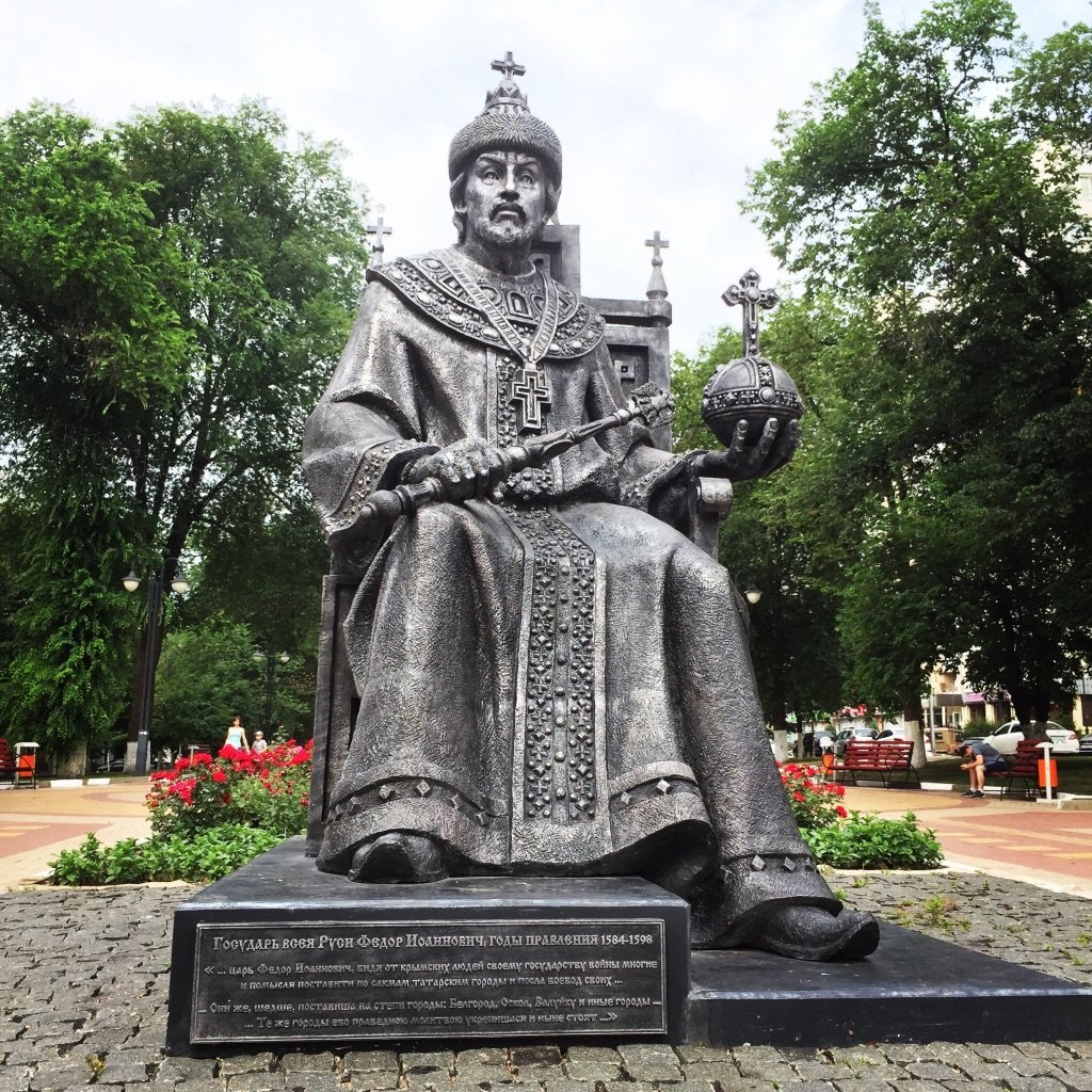 Памятник царю Фёдору Иоанновичу, основателю трёх городов Черноземья – Старого Оскола, Белгорода и Валуек. Автором памятника Фёдора Иоанновича стал заслуженный художник России, скульптор из города Златоуста Челябинской области Александр Лохтачёв.