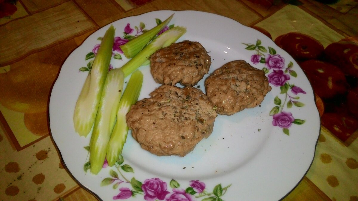Телячьи котлетки с базиликом и сельдереем