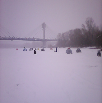 недалеко от моста