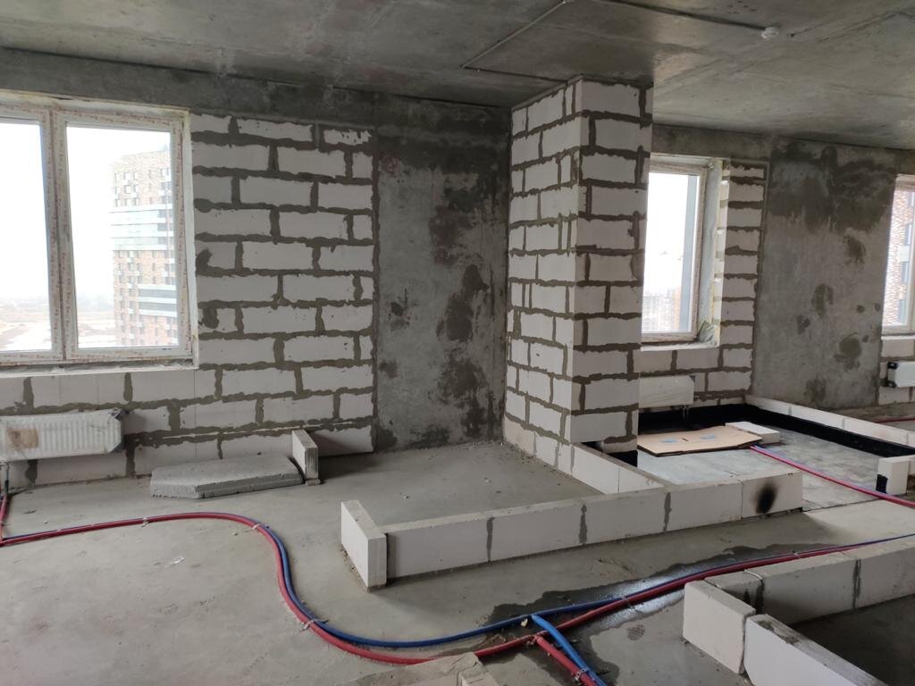 На фото видно, что подводка к радиаторам неисправна. Это квартира "в бетоне", и в White Box от этого также никто не застрахован. Фото из личного архива Ольги Чайки