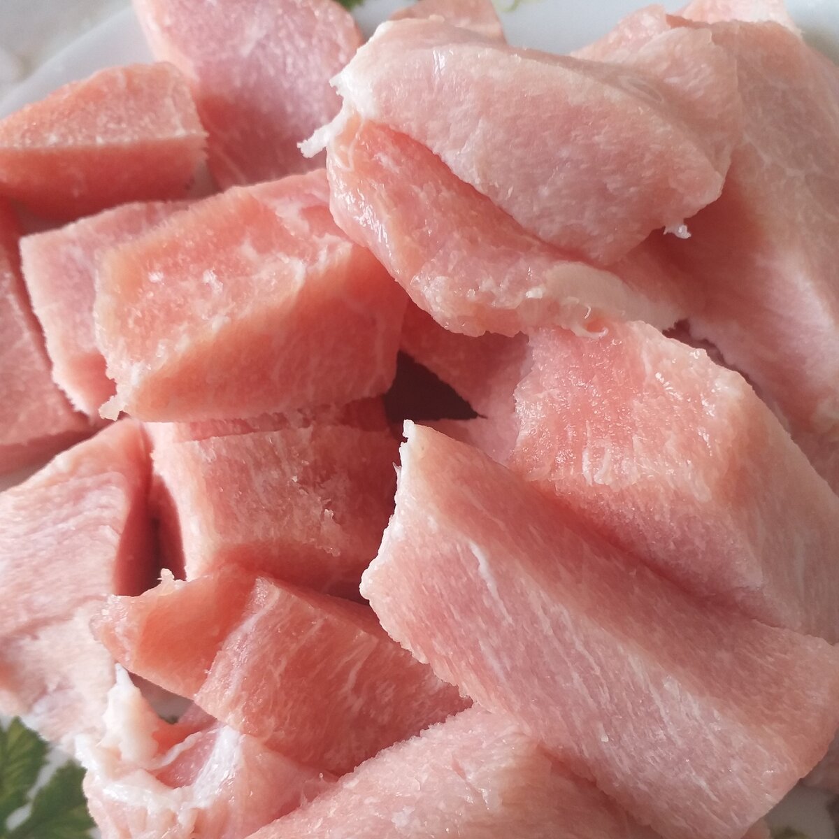 Нарезаем мясо для приготовления фарша