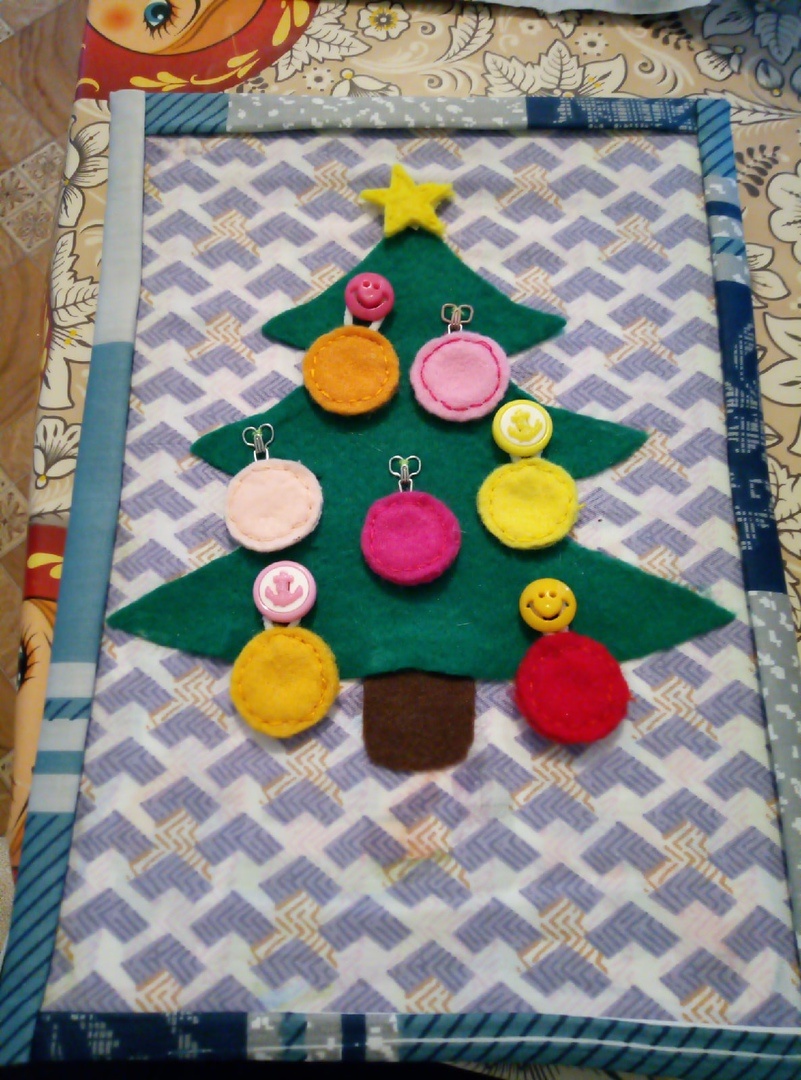 елочка с игрушками