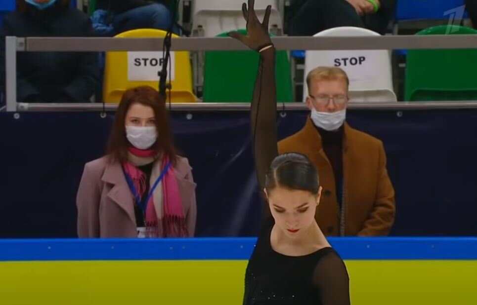 Станислава Константинова. Кубок России по фигурному катанию 2020/2021. Второй этап. На заднем плане Александр Волков. Источник фото: YouTube канал Первого канала.
