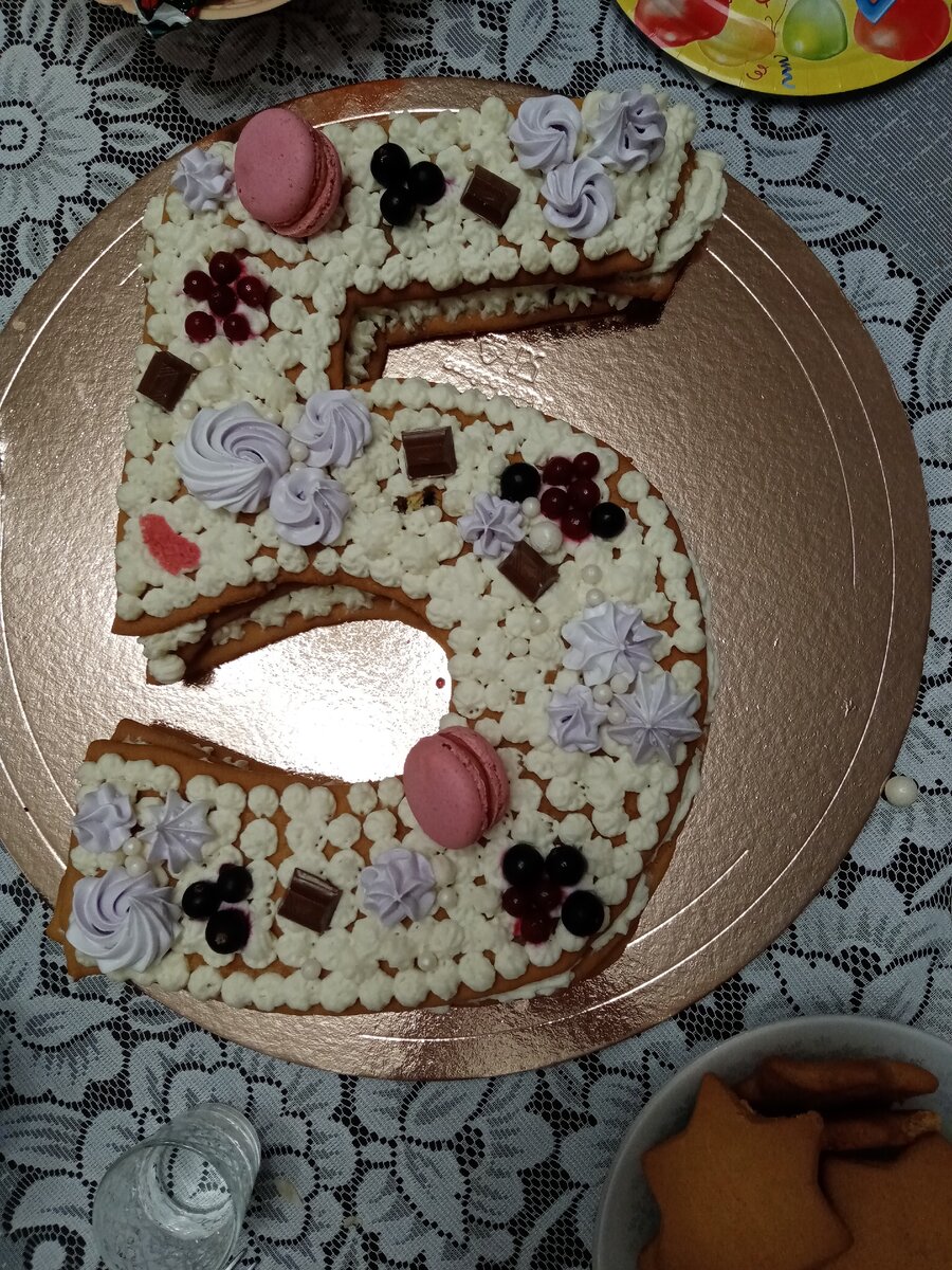 Вот такой, тортик циферка. Мама сама пекла 🥳🥳