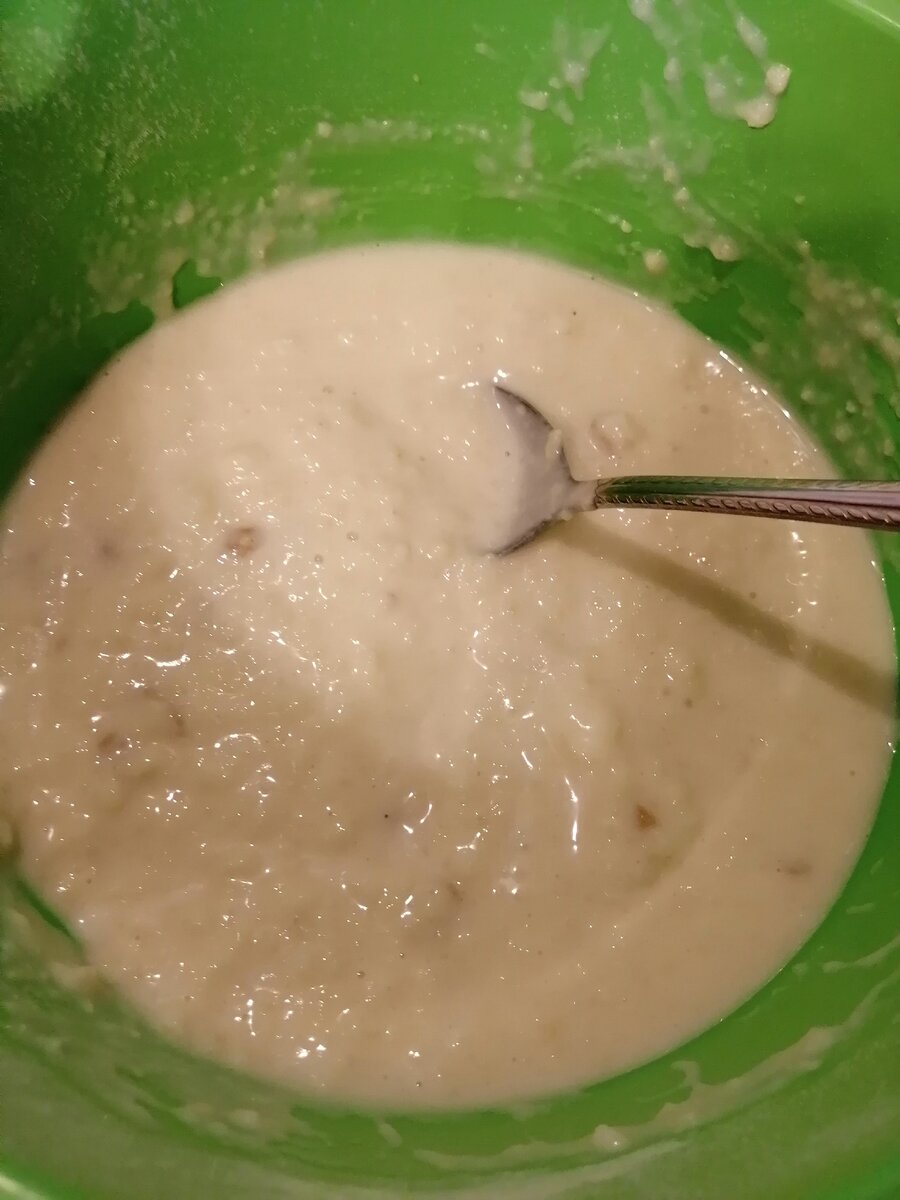 Тесто не стекает с ложки, из-за изюма плюхается