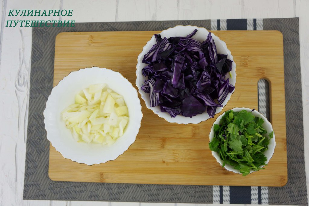 Режем лук, капусту и травы