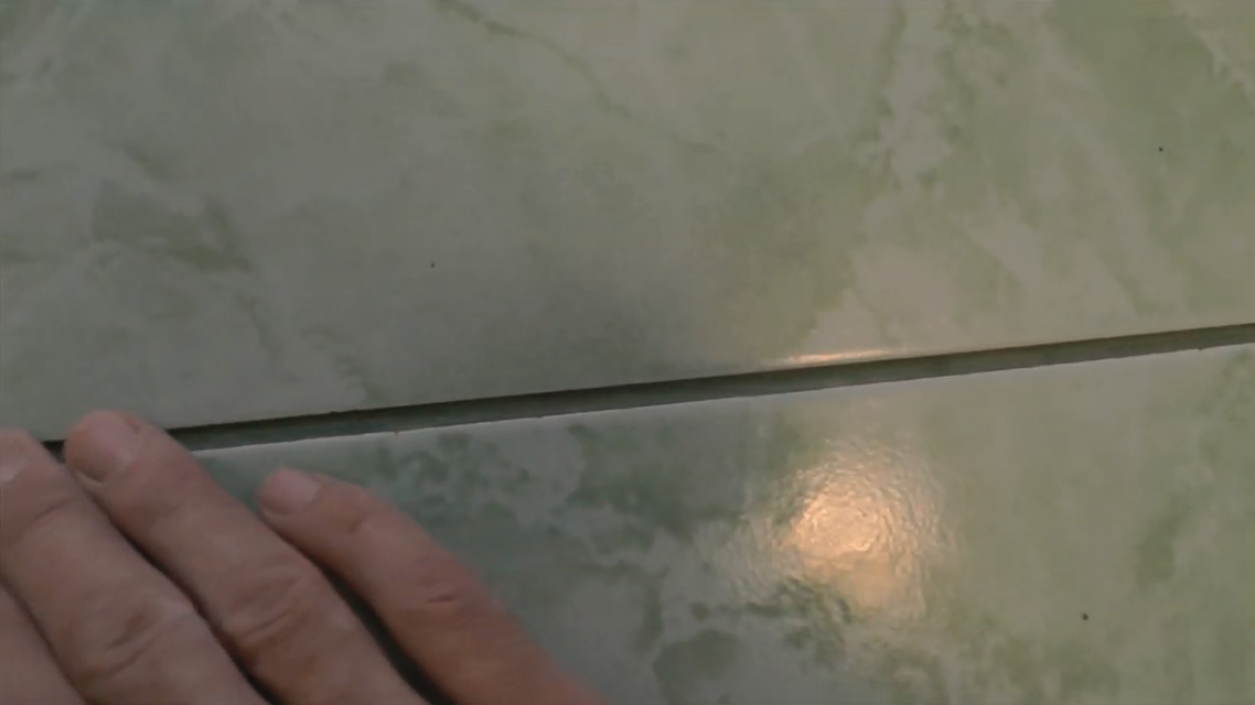 Все швы между плиткой целые, их можно чистить