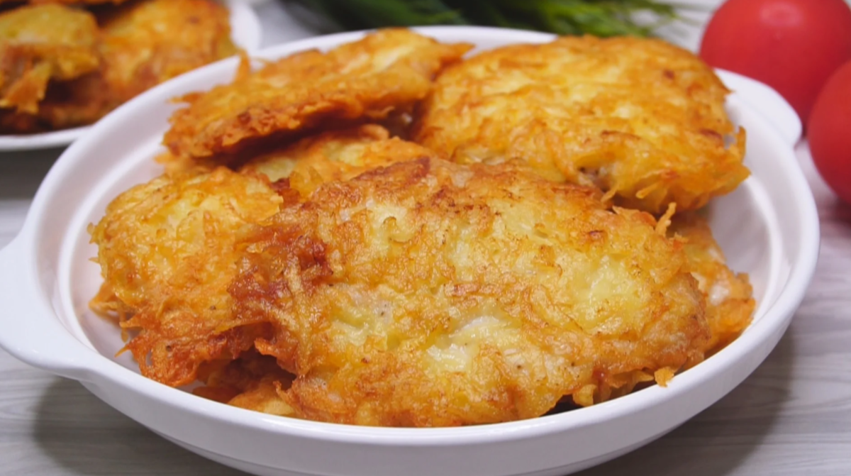 Калнина курица. Курица в картофельной соломке.. Филе куриное в картофельной соломке. Куриное филе с картофелем. Курица в картофельных хлопьях