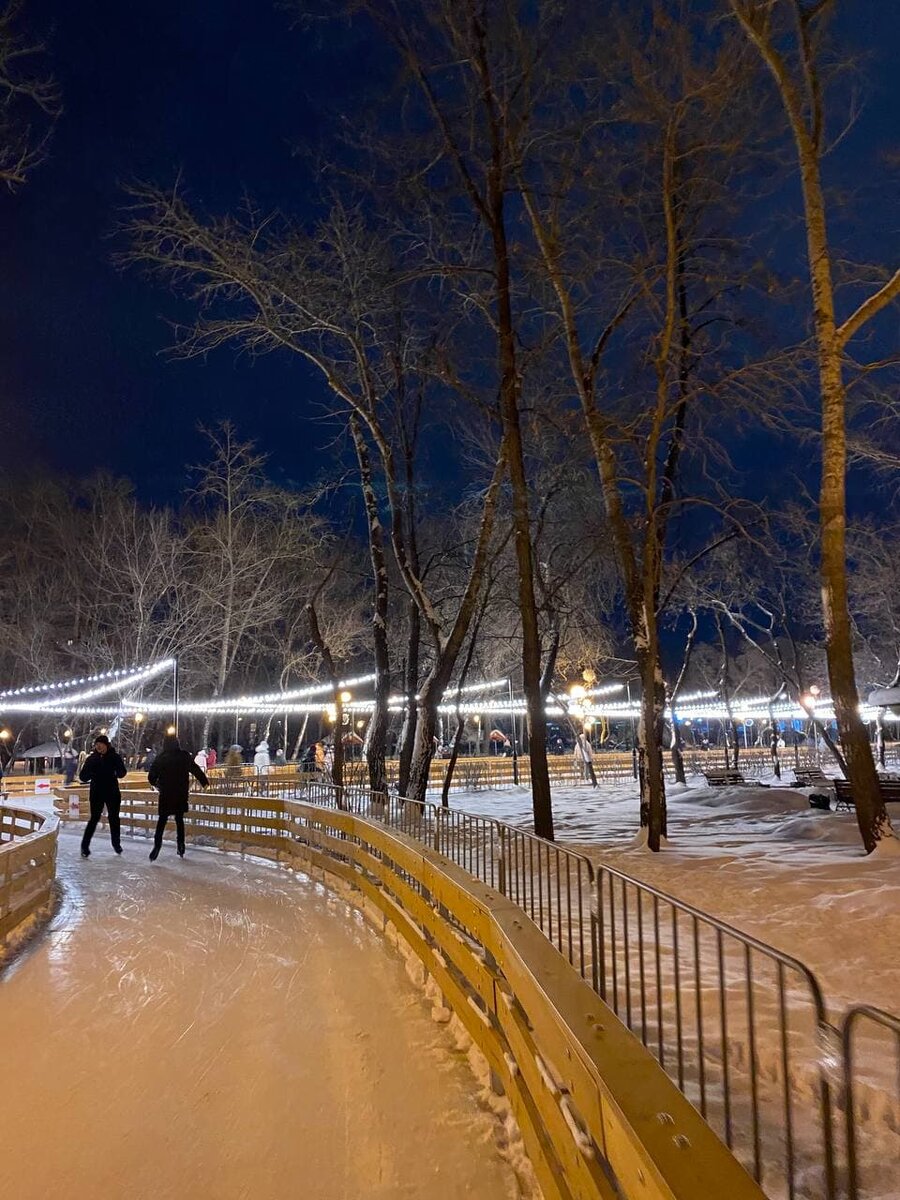 Довольно большой по площади. 