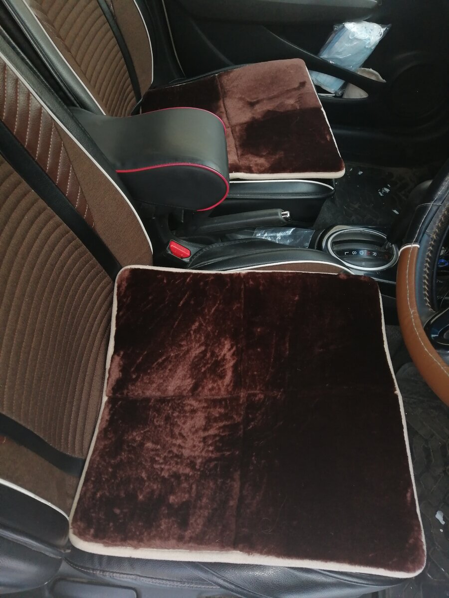 Старался взять под цвет салона и чехлов