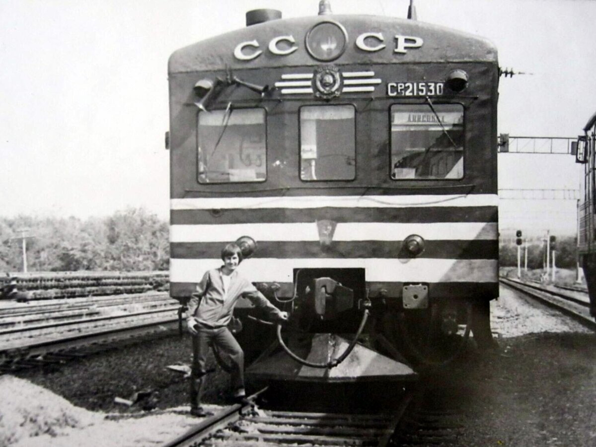 Ваш покорный слуга на фоне головного вагона Ср3 - 1530 (фото 1981 года).