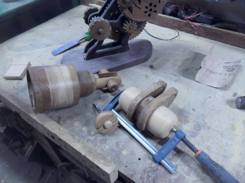 Работа над деревянным светильником.