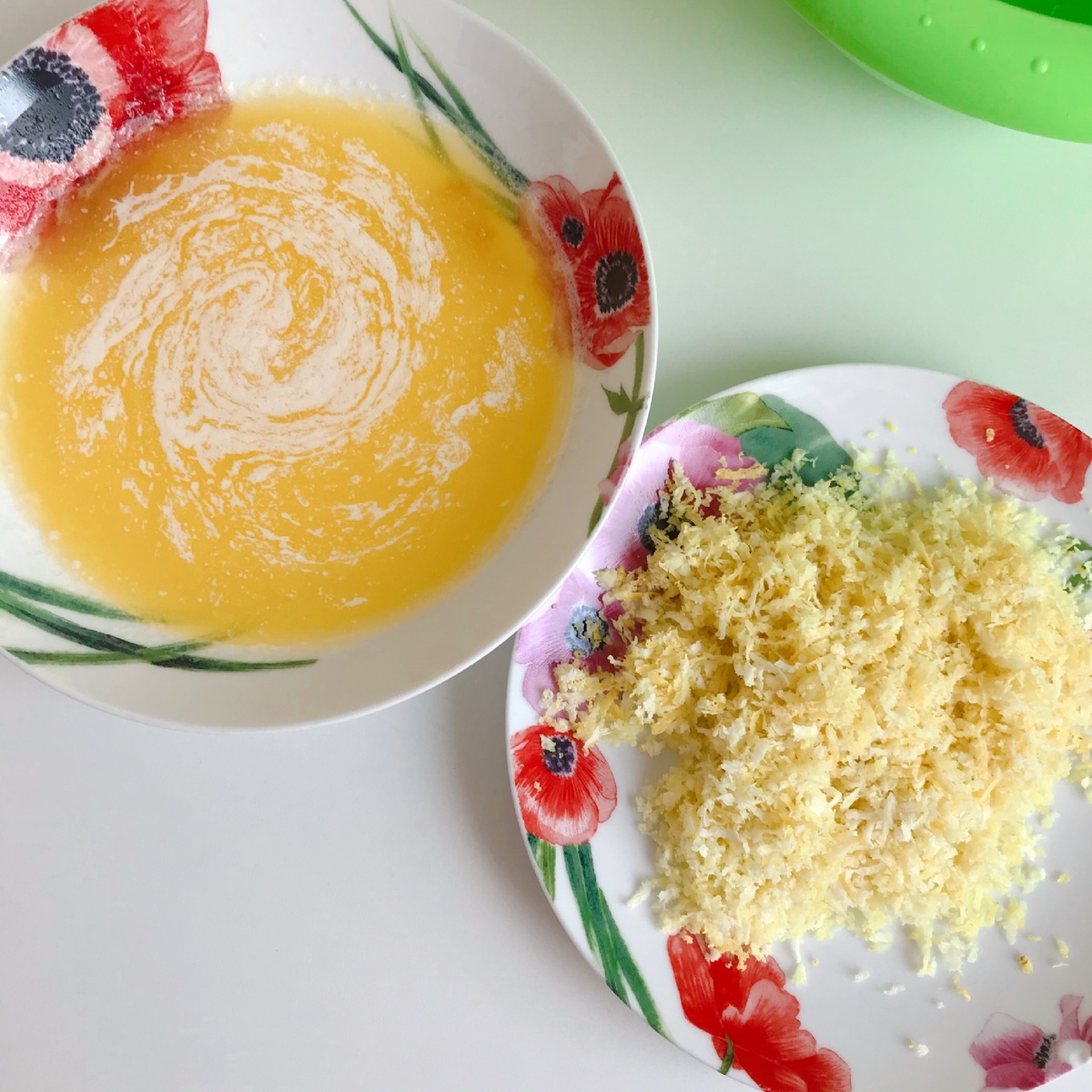 Масло топим в микроволновке, цедру лимона трём на мелкой тёрке 