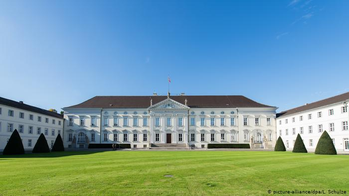 Дворец Бельвю в Берлине - официальная резиденция федерального президента Германии. Был построен в 1786 году в качестве летнего дворца одного из прусских принцев. В Бельвю есть личные апартаменты для главы государства, но жил в них только один из них - Роман Герцог.