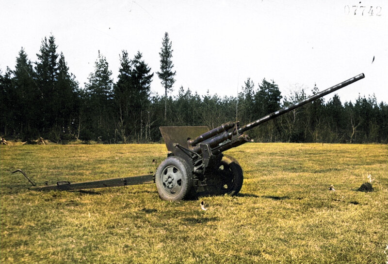 Противотанковая пушка ЗиС-2, СССР 1941 год. Калибр - 57 мм, начальная скорость снаряда: подкалиберный -1250 м/с, бронебойный - 700 м/с, масса орудия 1250 кг, скорострельность - до 25 выстрелов в минуту.