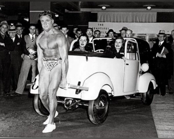 Чарльз Атлас во время одного из своих силовых шоу