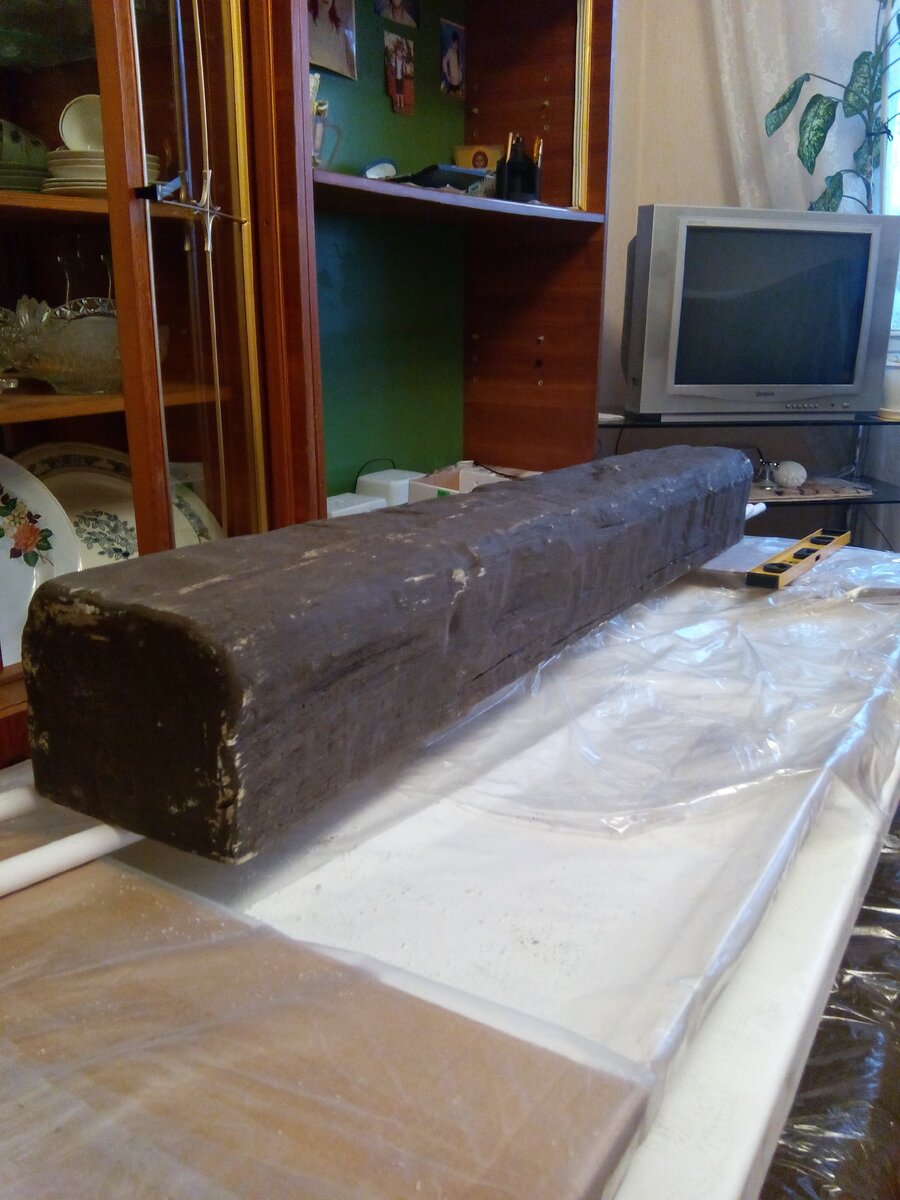 Как выглядит декоративная балка (фоном служит гостиная, которая будет третьей историей переделки)