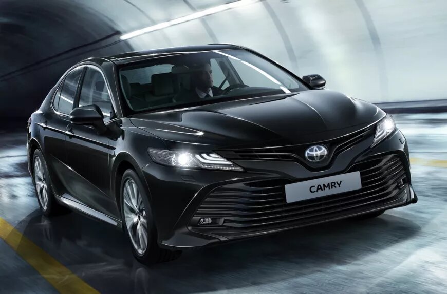    Toyota Camry в настоящее время считается крупнейшим производителем автомобилей в мире, а также «самой дорогой маркой». Это связано с универсальностью и продвижением через эффективный маркетинг. В основе этой концепции - высокое и долговечное качество, доступные цены и современный дизайн, привлекающий внимание. Будь то Prius, Yaris, Verso, Avensis или Auris - модели Toyota выделяются оптимальным сочетанием передовых технологий, комфорта и презентабельного внешнего вида.  
История изменений Камри

С момента своего создания в 1983 году Toyota Camry завоевала признание покупателей благодаря своей надежности, топливной экономичности и качеству изготовления. Для семей, ищущих надежный транспорт, этот семейный седан обеспечил многие годы беспроблемного автомобильного передвижения.

Представленная в конце 1983 года, Camry была представлена в двух вариантах кузова: седан и хэтчбек. Это был передний привод, но не спортивный, как модель Celica, которая продавалась в Японии с 1979 по 1983 год. Изначально это был компактный автомобиль, но в начале 1992 года Camry официально перешла на производство автомобилей среднего размера, а силовая установка V6 выделяла его среди конкурентов. Camry не всегда была самой востребованной машиной для вождения, но ее успехи в продажах доказывают, что она сама по себе легендарна.

Toyota Camry - выбор истинных ценителей качественных авто

На сегодняшний день Camry пережила восемь поколений, и с каждым поколением она вводила инновации в стиле, качестве, комфорте езды и надежности, обеспечивая покупателей отличным соотношением цены и качества. Последнее поколение 2018 года прекрасно управляется благодаря более низкому центру тяжести, предлагает силовую установку V6 с прямым впрыском топлива, имеет исключительную экономию, меньший вес и более жесткий корпус, чем у предыдущих поколений. Благодаря сочетанию этих новых функций с гораздо более агрессивным стилем кузова, чем у седьмого поколения, Camry 2018 года покорят рынок до сих пор.

Интересный факт: Camry 2018 действительно является продуктом командных усилий. Команды дизайнеров и инженеров работали вместе каждый день на протяжении всего проекта, чтобы сломать разрозненную «бункерную» разработку, которая так характерна для других автомобильных компаний. 

Camry зарекомендовала себя как исключительно популярный автомобиль для большинства покупателей, судя по количеству авто этой марки, которые вы видите на дороге каждый день. 

Camry стала одним из самых продаваемых авто на Западе для автомобиля с двигателем. Эта модель получила в 2009 году награду US News «Лучший автомобиль». Такая машина заслуживает высококачественных запчастей Toyota Camry. Вы всегда найдете запчасти Toyota Camry для ремонта вашего авто в интернет магазине автозапчастей teman.com.ua: 
•	фары
•	амортизатор toyota camry
•	глушители 
•	масло для Toyota Camry
•	каталитический нейтрализатор
•	подрулевой шлейф камри

Интернет магазин автозапчастей Toyota Camry в Украине teman.com.ua

Некоторые автомобильные детали, такие как прокладка клапанной крышки камри или катушка зажигания камри Toyota необходимо время от времени заменять, несмотря на проверки и техническое обслуживание. Предлагает вам большой ассортимент запчасти тойота камри в каталоге teman.com.ua, которые отсортированы по моделям и годам выпуска. 

Каталог запчастей тойота камри позволит выбрать требуемую деталь по привлекательной цене, а оформление заказа не займет много времени.Запчасти на японские авто теперь не относится к дефицитному товару в нашей стране. Мы готовы в кратчайшие сроки сделать для вас подбор запчастей на  Toyota Camry. Если при выборе запчастей возникнут вопросы, их можно легко решить, проконсультировавшись с менеджерами  интернет-магазина.

Если вашему автомобилю требуется новый сезонных шин, новые щетки стеклоочистителя, аккумулятор, глушитель, новое зеркало заднего вида, зеркало бокового обзора, дверная ручка, автоматический стартер или любая другая деталь или аксессуар, пожалуйста, позвольте нам предоставить его. Мы стремимся удовлетворить все ваши потребности, в том числе предложить полное меню услуг, а также доступ к автозапчастям высочайшего качества, доступным на сегодняшнем рынке. 	
