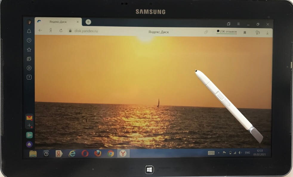 Планшет с белым стилусом.