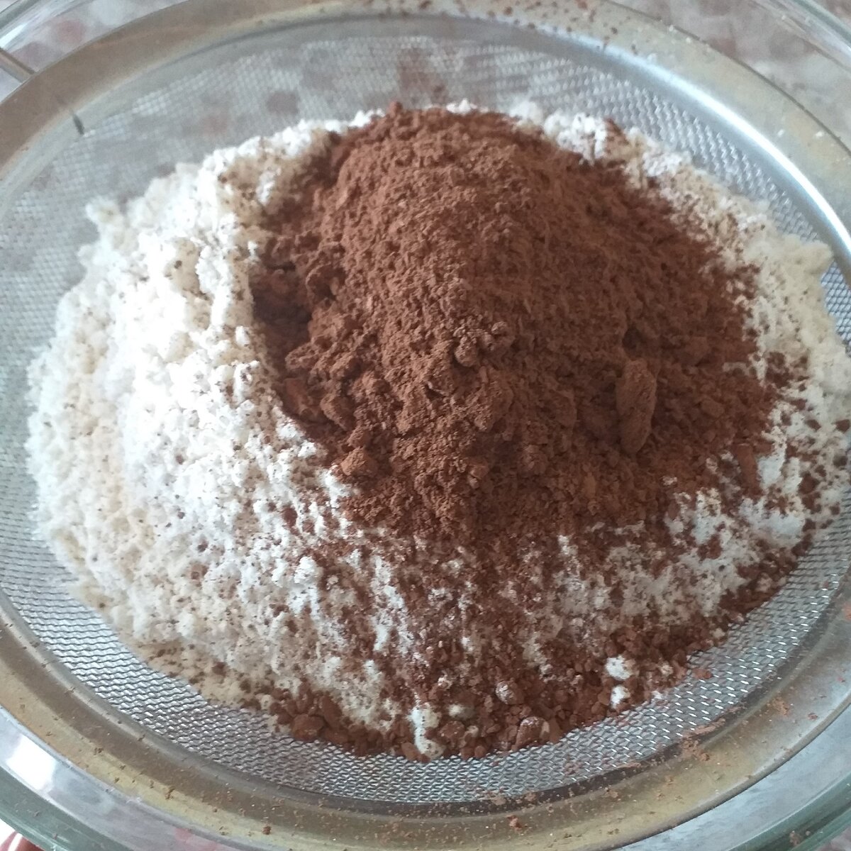 Просеиваем муку и какао