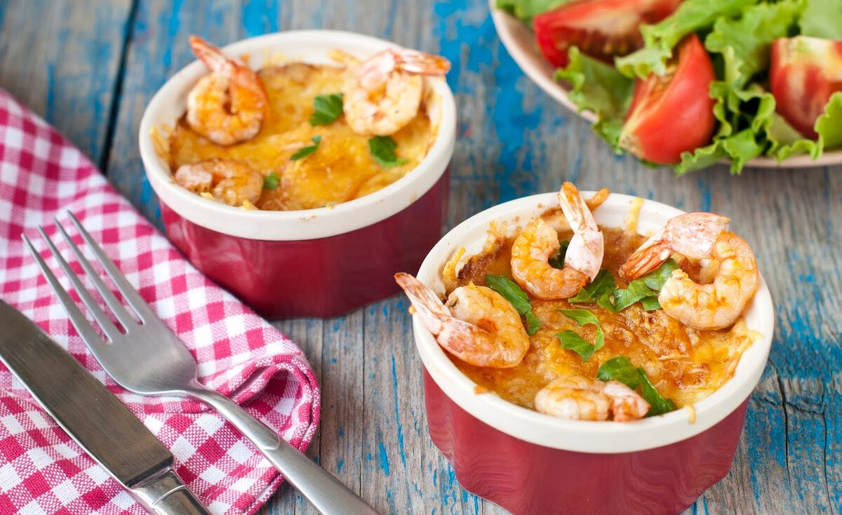 Жюльен «Морская звезда» из грибов и морепродуктов – блюдо, в которое влюбляешься с первого кусочка, так что будьте готовы к гастрономическому восторгу от богатого и насыщенного вкуса! Нежные креветки и мидии, жареные шампиньоны с луком и сливочный соус – сочетание, без преувеличения, просто идеальное!