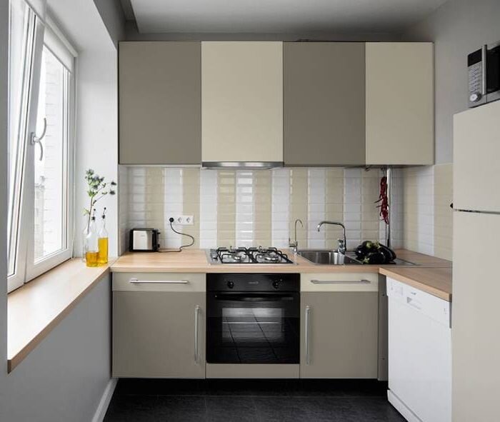 А слабо сюда вставить стол, стул и ещё кроватку детскую а потом сюда зайти? Фото из инета, но площадь и компоновка ровно такая же.