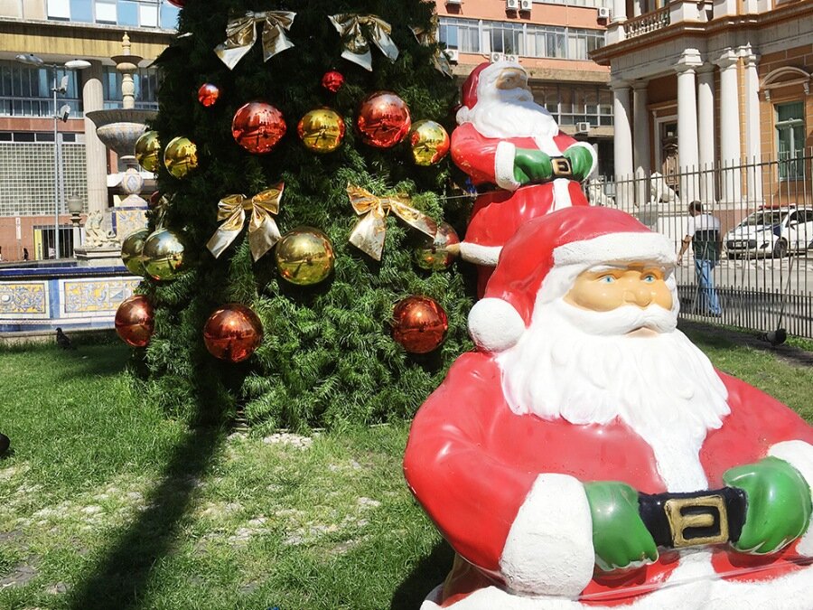 А вот те самые два Санта-Клауса, фото автора