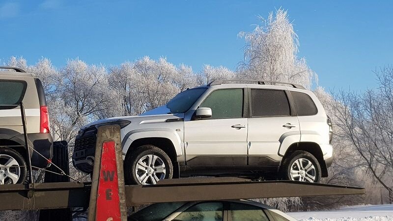 Вседорожник Lada Niva Travel (или Chevrolet Niva в прошлом) был официально представлен в конце 2020 года. От предшественника автомобиль отличается иной формой капота и решетки радиатора, измененной головной оптикой, светодиодными фонарями, а также модернизированным задним бампером. В исполнении Off-Road модель обзавелась штатным шноркелем, внедорожными покрышками и защитным обвесом кузова из неокрашенного пластика.