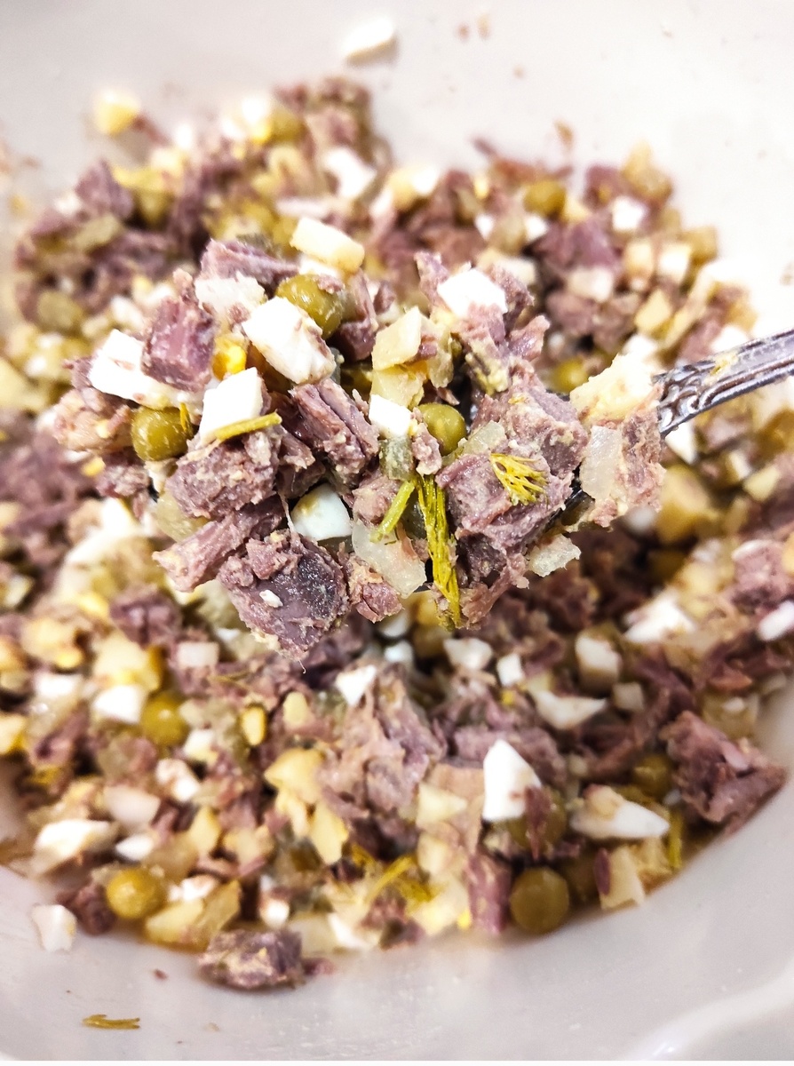 К слову, Оливье. Очень вкусно - 50% говядины, 50% остальные ингредиенты. Фото из личного архива