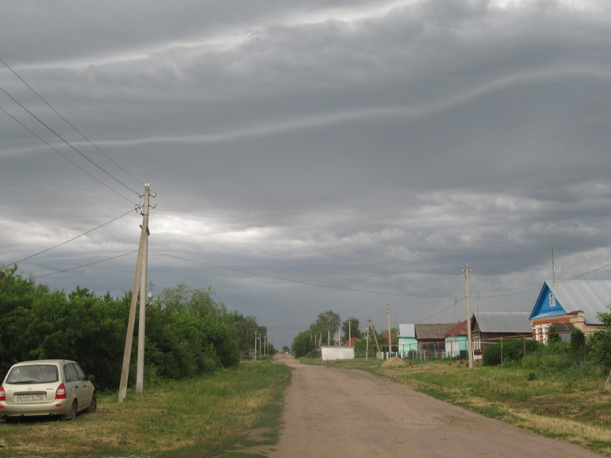 Когда то на этой дороге был асфальт, местами ещё лежат его останки. Но и без него дорога в принципе проезжаема.