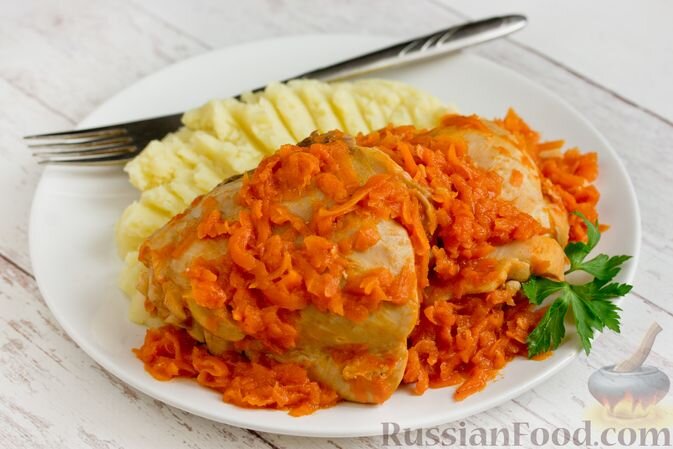 куриные бедрышки, морковь, чеснок, томатный соус, соль