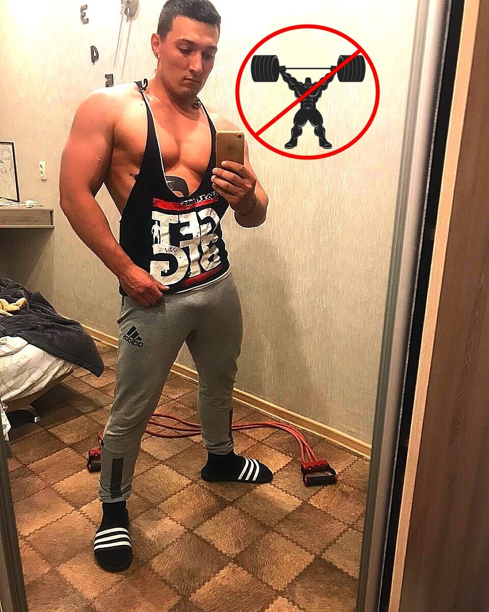 Особенно актуальна стала эта тема, когда у нас настали те самые "окаянные" дни, названные нашим любимым президентом САМОИЗОЛЯЦИЕЙ. Тогда позакрывались все тренажерные залы, фанаты железа остались не при делах и начали искать альтернативу. Вот она... Такая манящая и такая противоречивая... Домашняя тренировка!   На фото я, в июне 2020 года, как раз в рассвет пандемии