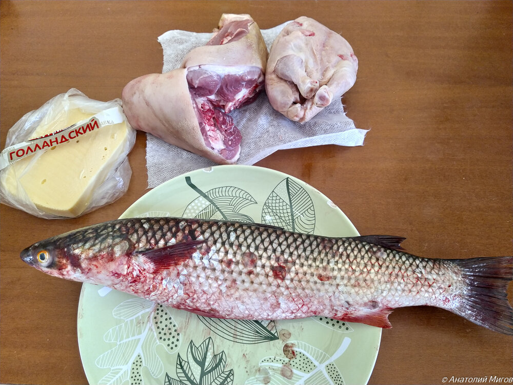 На фото: белковый набор продуктов- пеленгас, свиная рулька, цыплёнок и кусочек сыра - 984 рубля.