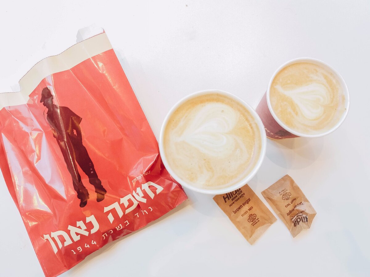 Здесь можно вкусно перекусить даже за 15 шекелей (4,5-6$) за большой кофе и булочку. Для Израиля это один из самых дешевых вариантов.