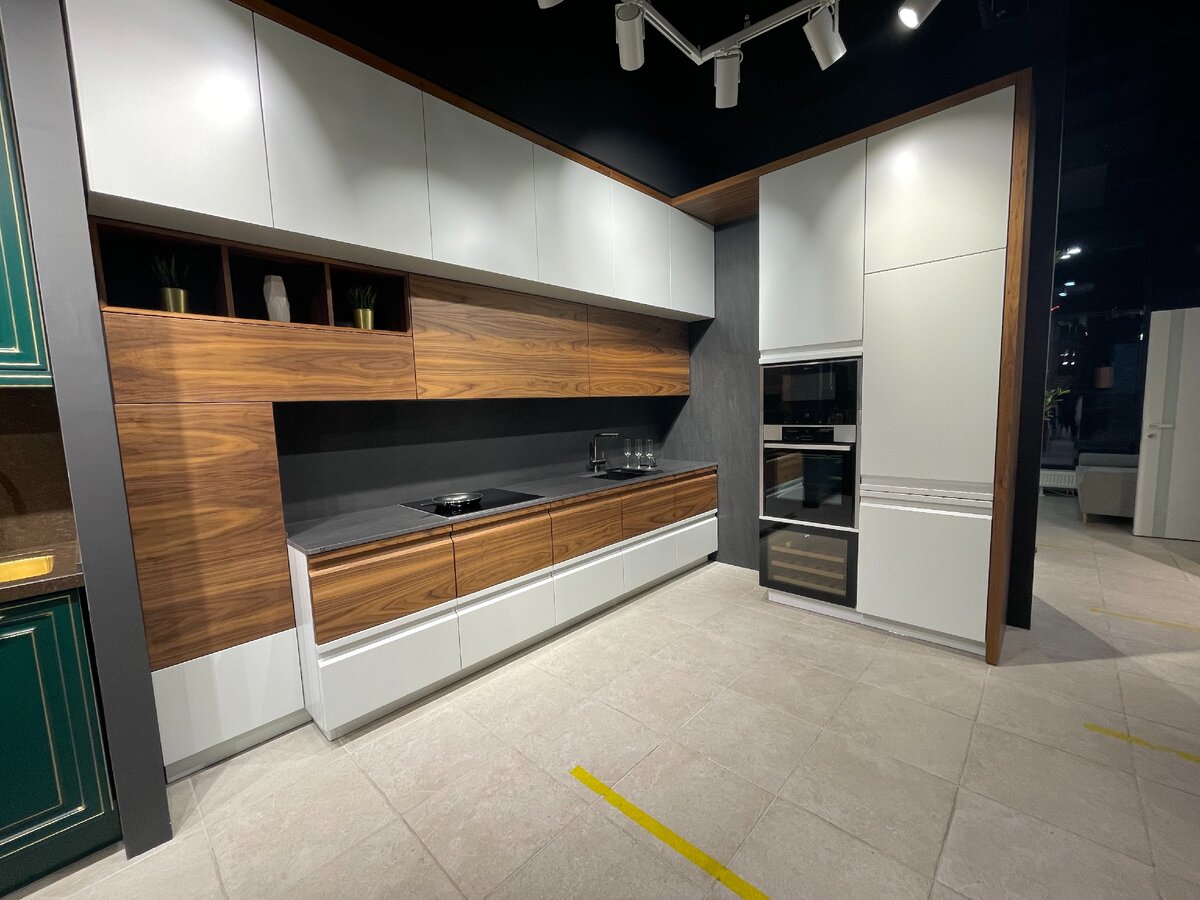 Тэсс Эко - шпон американского ореха в сочетании с матовой эмалью с керамической столешницей от Dekton в самом модном цвете 2021 года