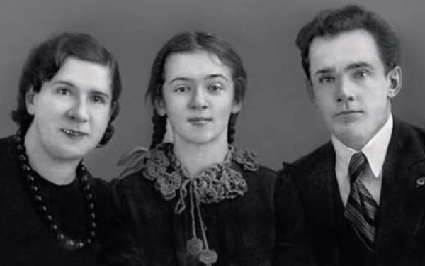 Людмила Лядова с папой и мамой. 1939 г.