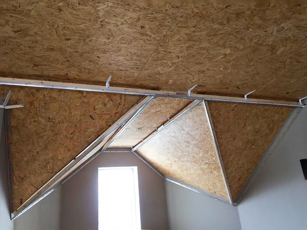 Установленные профили на мансарде 