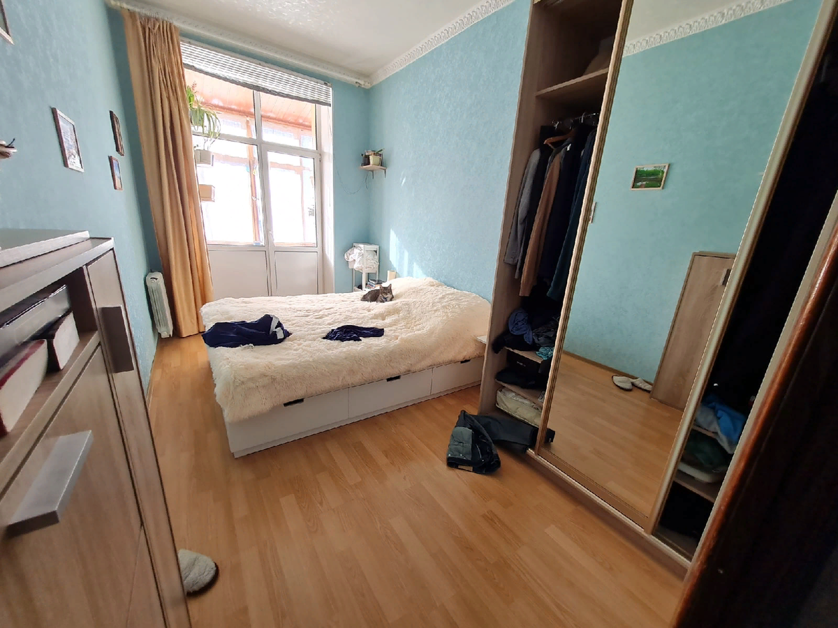 Кот открыл шкаф и достал оттуда одежду