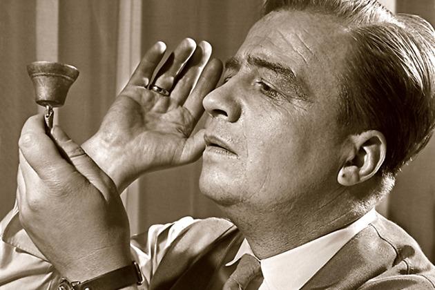 30 лет актёр не замечал свою любовь, она же, узнав о его свадьбе,долго плакала. Ему было почти 60,когда он сделал ей предложение3