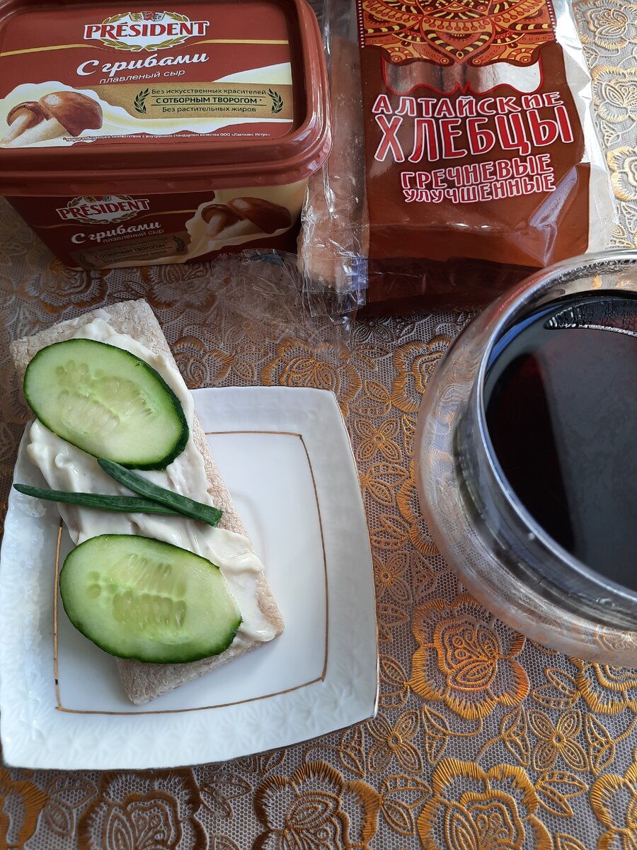 перекус из любимых продуктов магазина